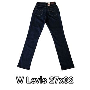 Levis San Francisco Supreme curves straight.